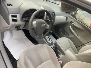 Toyota Corolla LE 4dr Sedan (1.8L 4cyl 4A) 2011 Silver