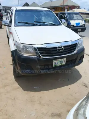 Toyota Hilux SR 4x4 2013 White