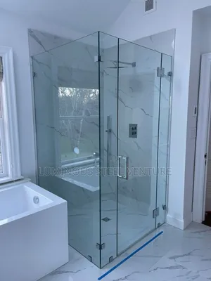 This Cubicle Effectively Separates Wet and Dry Areas,