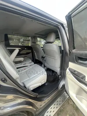 Toyota Highlander XLE 4x4 V6 (3.5L 6cyl 8A) 2018 Gray
