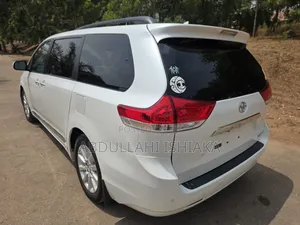 Toyota Sienna Limited 7-Passenger 4dr Minivan AWD (3.5L 6cyl 6A) 2014
