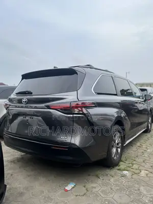 Toyota Sienna XLE 8-Passenger 2021 Gray
