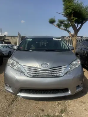 Toyota Sienna XLE Premium 7 Passenger (3.5L 6cyl 8A) 2017 Gray