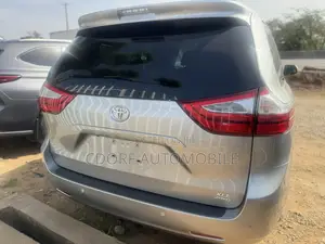 Toyota Sienna XLE Premium 7 Passenger (3.5L 6cyl 8A) 2017 Gray