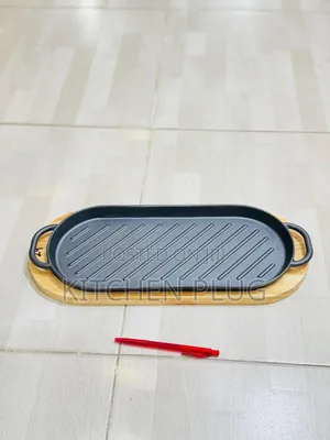38cm Cast Iron Oval Sizzler Plate With Handle Wooden Serving Base.