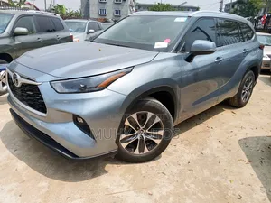 Toyota Highlander XLE 2022 Gray