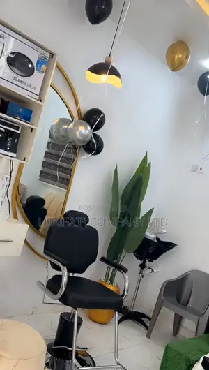 Space 4 Rent in D Calms Salon - Braiders, Barbers Pedicurists ₦/M