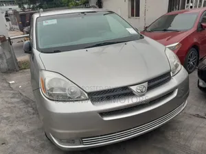 Toyota Sienna 2004 Silver