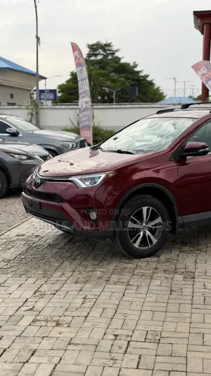 Toyota RAV4 XLE AWD 2019 Maroon