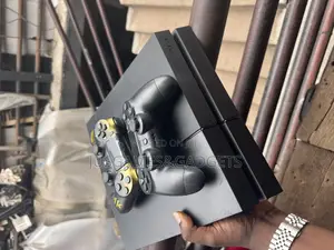 Standard Playstation 4 Console With 2 Wireless Controllers