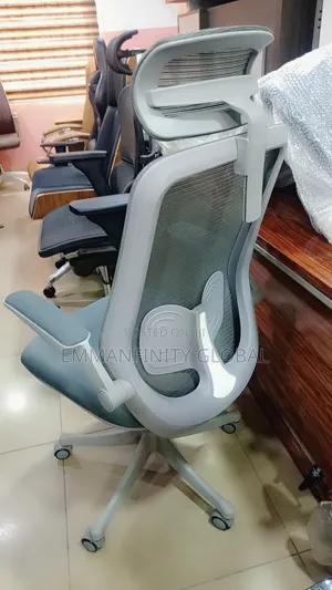 Gray Executive Office Swivel Mesh Chair With Headrest.