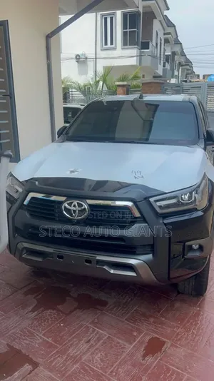 Toyota Hilux 2025 Black