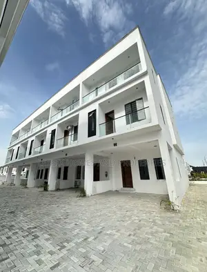 4bdrm Townhouse/Terrace in A Well Secured, Lekki Phase 2 for sale