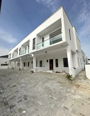 4bdrm Townhouse/Terrace in A Well Secured , Lekki Phase 2 for sale