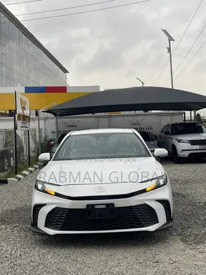 Toyota Camry SE 2025 White