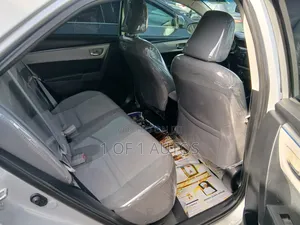 Toyota Corolla LE Premium 4dr Sedan (1.8L 4cyl CVT) 2014 Silver