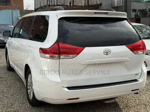 Toyota Sienna XLE 8 Passenger 2012 White