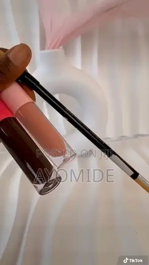 Lip Gloss Combo. Hot Choco, Barbie Pink/Caramel Nude With Lip Liner