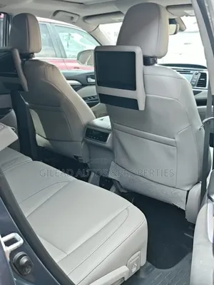 Toyota Highlander XLE 4x4 V6 (3.5L 6cyl 8A) 2017