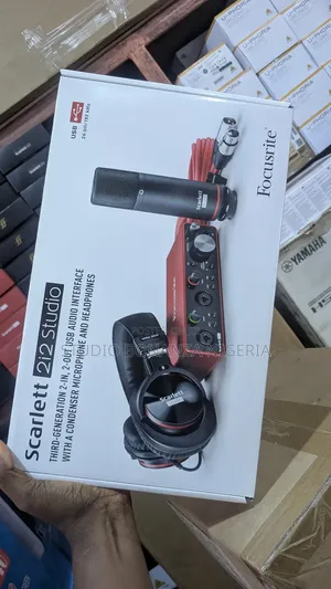 Focusrite Scarlett 2i2 Studio (3rd Gen) Bundle Soundcard Mic Headphone