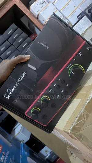 Focusrite Scarlett 2i2 Studio (4th Gen) Bundle Soundcard Mic Headphone