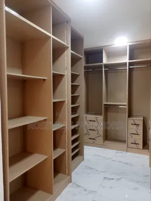 Classy Walk-in Closet Design – Transform Your Bedroom Today