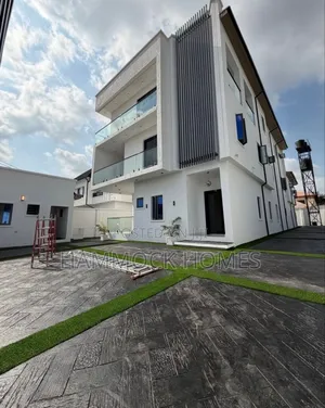 5bdrm Penthouse in Oluyole Estate for sale