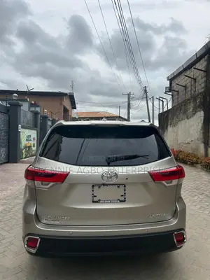 Toyota Highlander Limited 4dr SUV AWD (3.5L 6cyl 6A) 2015 Gold
