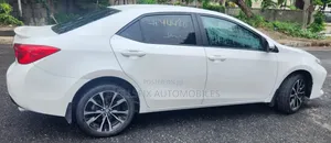 Toyota Corolla SE Special Edition 4dr Sedan (1.8L 4cyl CVT) 2017 White