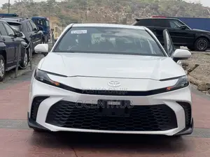Toyota Camry SE 2025 White