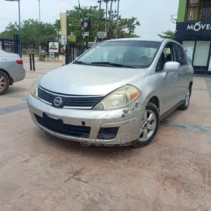 Nissan Versa 2011 Silver