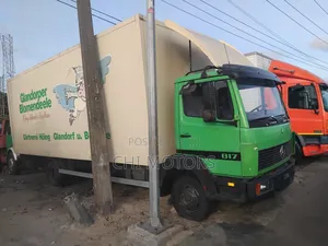 Mercedes 817 Truck 20fit Container