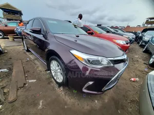 Toyota Avalon XLE Premium Sedan FWD (3.5L 6cyl 6A) 2013 Maroon