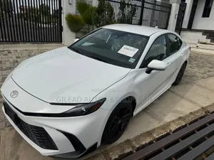 Toyota Camry SE 2025 White