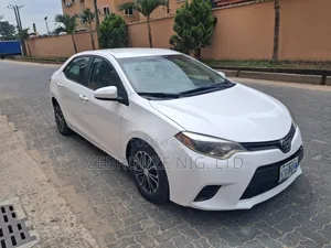 Toyota Corolla LE 4dr Sedan (1.8L 4cyl CVT) 2015 White