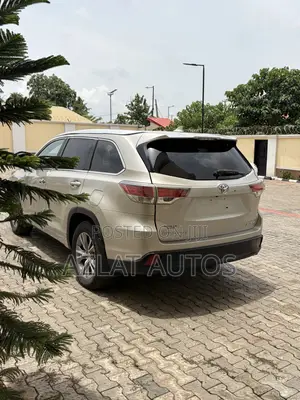 Toyota Highlander XLE 4dr SUV AWD (3.5L 6cyl 6A) 2015 Gold