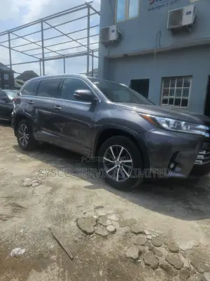 Toyota Highlander XLE 4x4 V6 (3.5L 6cyl 8A) 2018 Brown