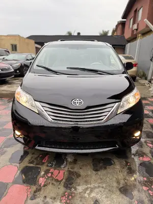 Toyota Sienna XLE 7 Passenger 2010 Black