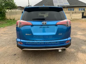 Toyota RAV4 XLE 4dr SUV AWD (2.5L 4cyl 6A) 2018 Blue