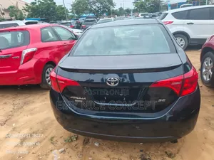 Toyota Corolla SE (1.8L 4cyl 2A) 2018 Blue