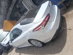 Toyota Camry XLE FWD (2.5L 4cyl 8AM) 2018 White