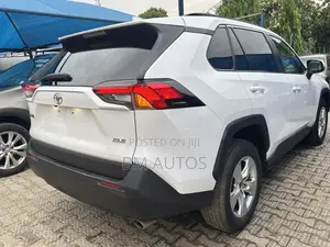 Toyota RAV4 XLE AWD 2020 White