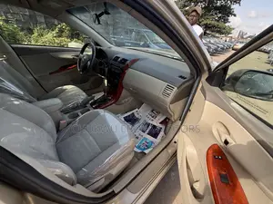 Toyota Corolla LE 4dr Sedan (1.8L 4cyl 4A) 2010 Gold