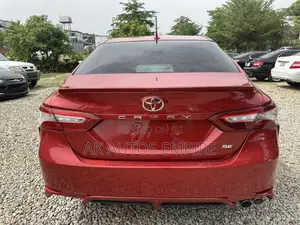 Toyota Camry SE (2.5L 4cyl 8A) 2019 Maroon