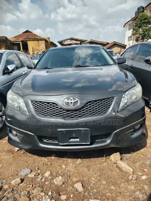 Toyota Camry SE V6 4dr Sedan (3.5L 6cyl 6A) 2011