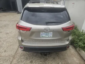 Toyota Highlander Limited V6 4x2 (3.5L 6cyl 6A) 2016 Gold