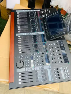 32 Channels Beringer Mixer