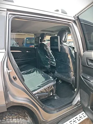 Toyota Highlander SE 4x4 V6 (3.5L 6cyl 8A) 2018