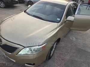 Toyota Camry SE 4dr Sedan (2.5L 4cyl 6A) 2011 Gold