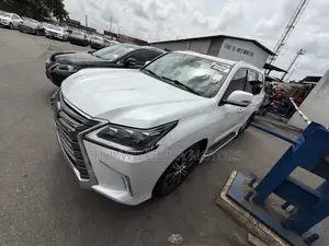 Lexus LX 570 AWD 2019 White
